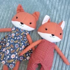 Poupées renard fille faites main – crochet artisanal belge par Les Folies du Crochet – duo doux et attachant / Handgemaakte vossenpoppen – Belgisch haakwerk van Les Folies du Crochet, Magali Bo / Handmade fox girl dolls – soft pair from Les Folies du Crochet – crafted in Belgium