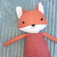 Poupée renard garçon – tissu crocheté main – création douce et éthique de Magali Bouquiaux / Vos jongen – haakpopje – Belgisch handwerk / Fox boy doll – handmade crochet by Les Folies du Crochet – Belgian, cute & soft