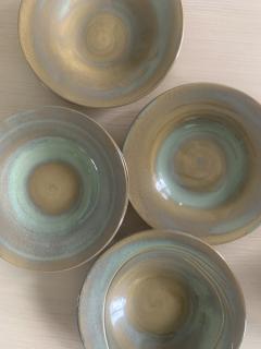 Assiettes en céramique – vert céladon et formes organiques – pièce de vaisselle belge artistique / Borden met lichtgroene glazuur – ambacht uit België / Soft celadon ceramic bowls – Belgian pottery with artistic flair