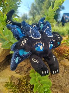 Peluche Dragon Papillon bleue – créature douce faite main – idée cadeau magique & originale / Blauw vlinderdraak knuffel – handgemaakt fantasy cadeau / Blue Butterfly Dragon plush – handmade magical fantasy creature