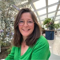 Portrait artisane Petit Caillou créatrice belge indépendante bijoux faits main expertise artisanale disponible sur Wimzzi.com soutenir économie locale made in Belgium / Belgische ontwerpster Petit Caillou handgemaakt juweelambacht / Belgian independent jewelry artisan Petit Caillou handmade expertise