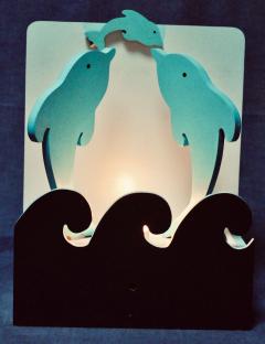 Lampe veilleuse pour enfants faite en Belgique, ambiance douce et sécurisante / Belgische kindernachtlamp met dolfijnen, rustgevende sfeer / Belgian dolphin nightlight for kids, gentle and safe bedtime ambiance