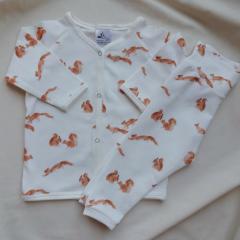 Tenue bébé 6 mois gilet et legging avec motifs écureuils, mode belge douce et pratique / Babyset van vestje en legging met eekhoornmotief, lokaal en zacht / Baby gift set with vest and squirrel print leggings, handmade in Belgium on Wimzzi