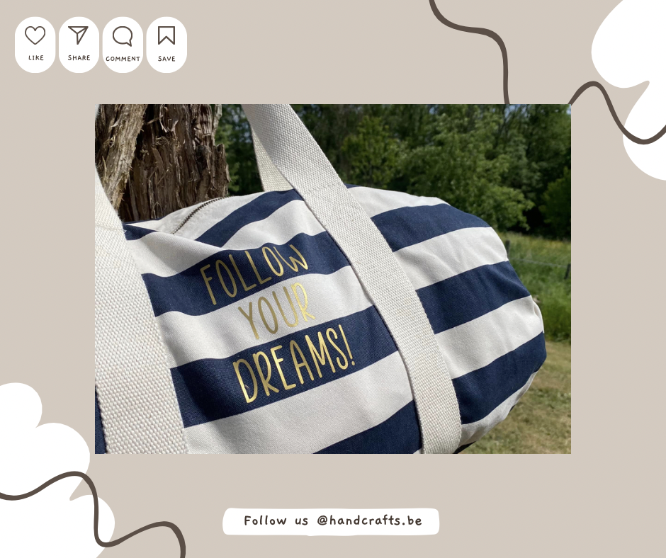 Sac polochon rayé blanc et bleu pour sport ou voyage / Striped blue and white duffle bag for sports or travel / Gestreepte blauw-witte sporttas
