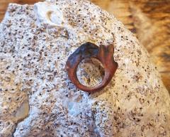 Bague unique en bois foncé, fabriquée à la main par Oroq – design organique, idéal comme cadeau local / Donker houten ring met natuurlijke vormen, handgemaakt door Oroq – ideaal als lokaal cadeau / Handmade dark wood ring with organic design by Oroq – perfect Belgian artisan gift idea