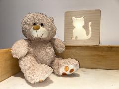 Veilleuse artisanale en bois en forme de chat, pour accompagner les nuits douces des enfants / Houten nachtlampje in de vorm van een kat, ideaal voor een zachte kindernacht / Wooden night light shaped like a cat, perfect for soft and soothing children’s nights