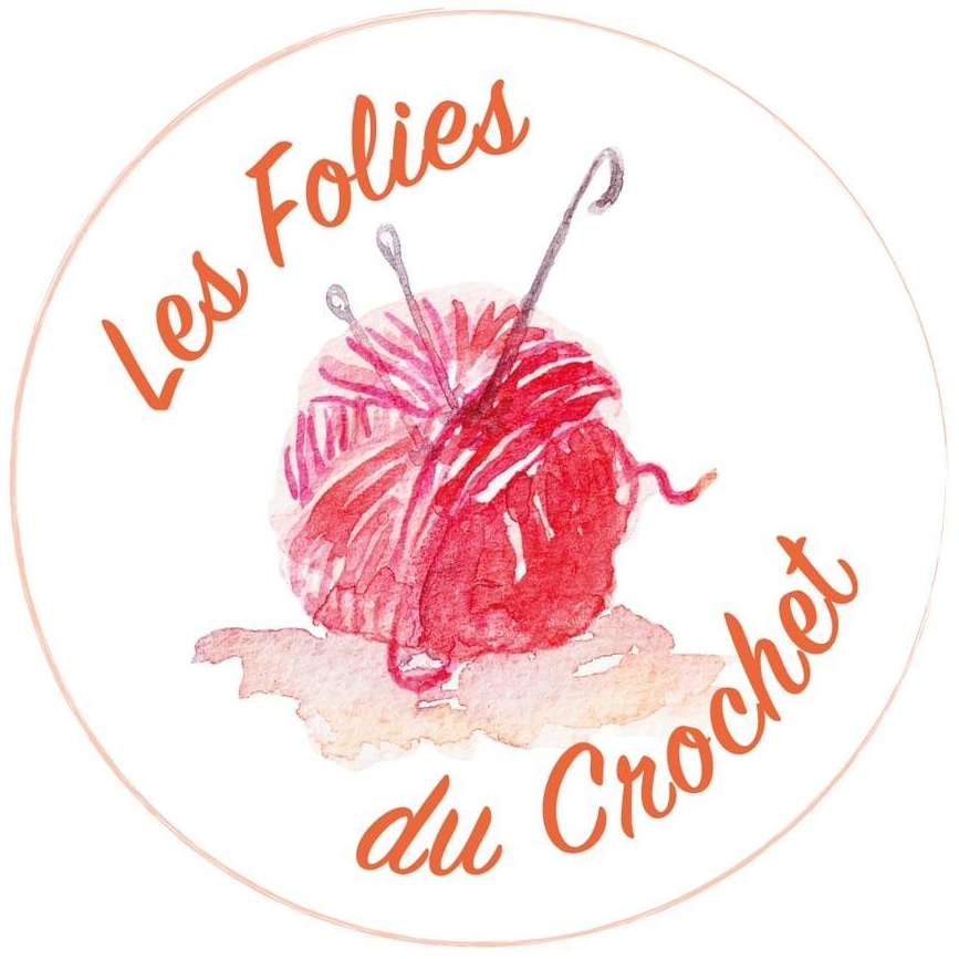 Logo Les Folies du Crochet, marque belge artisanale de couture et crochet par Magali. Créations textiles durables, accessoires faits main et cadeaux écoresponsables. Un univers créatif et coloré disponible sur wimzzi.com. Logo van Les Folies du Crochet, Belgisch handgemaakt textielmerk – duurzame accessoires en originele cadeaus met liefde gemaakt. Ontdek het volledige assortiment op wimzzi.com. Les Folies du Crochet logo, Belgian handmade textile brand by Magali – sustainable creations, baby gifts, eco-friendly home decor. Discover creative handmade pieces on wimzzi.com.