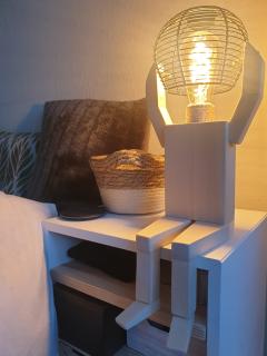 Lampe déco artisanale en panier, parfaite pour une touche cosy / Handgemaakte lamp in mandvorm, ideaal voor een gezellig hoekje / Handmade basket-shaped lamp, perfect for a cosy corner