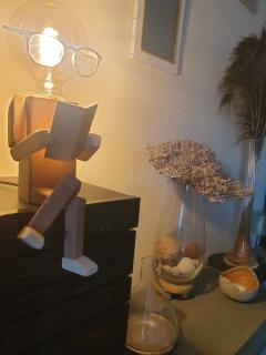 Artisanat belge HLUZ, sculpture tissu inspirée d’un lecteur sous lampe, pièce unique émotionnelle / Stoffen sculptuur van een lezer bij een lamp, uniek lokaal kunstwerk / Emotional handmade sculpture of a reader under light, Belgian poetic interior gift