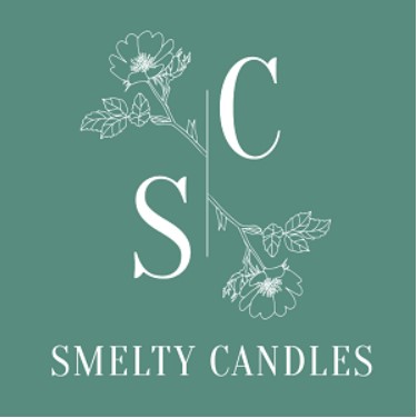 Logo raffiné de Smelty Candles, symbole d’élégance, de naturel et de savoir-faire artisanal. Marque engagée dans la fabrication de bougies et fondants parfumés à la cire de soja 100 % bio, respectueux de l’environnement et de la santé. / Elegant logo van Smelty Candles, een merk dat natuurlijke, handgemaakte kaarsen van biologische sojawas produceert – stijlvol en milieubewust. / Elegant logo of Smelty Candles, a handmade candle brand using 100% organic soy wax. Sustainable, refined, and dedicated to pure craftsmanship.