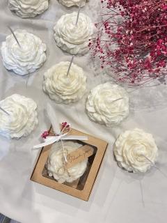 Bougie pivoine sur-mesure dans écrin kraft, cadeau parfumé artisanal à offrir avec le cœur / Handgemaakte kaars met pioengeur in kraftdoos – liefdevol geschenk / Custom peony candle in kraft box – heartfelt artisan gift idea