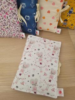 Protège carnet de santé bébé motif souris, fait main, pratique et lavable – cadeau utile / Handgemaakt gezondheidsboekhoesje met muisjes – praktisch en wasbaar / Handmade baby health booklet cover with mouse print – washable and practical gift
