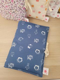 Protège carnet de santé bébé en tissu bleu marine à motifs – cousu main en Belgique / Donkerblauwe babyboekhoes met patroon – handgemaakt in België / Navy blue health booklet cover for baby – handmade in Belgium with pattern
