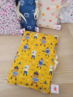 Protège carnet de santé thème pirate – idée cadeau bébé garçon original / Gezondheidsboekhoesje met piratenthema – origineel cadeau voor jongens / Pirate-themed health booklet cover – unique handmade gift for baby boys