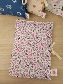 Protège carnet de santé bébé fille, imprimé fleurs mauves – fait main, idée cadeau douce / Meisjesboekhoes met paarse bloemen – handgemaakt, zacht geboortegeschenk / Baby girl health cover with mauve floral print – soft and handmade gift