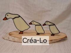 Sculpture décorative en vitrail représentant trois petites oies – création artisanale poétique en verre / Drie gansjes in glas-in-lood – handgemaakt en charmant als poëtische decoratie / Handmade stained glass sculpture of three geese – poetic and delicate glass décor
