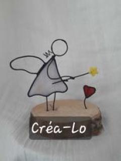 Sculpture artisanale "petite fée et son cœur" en métal – objet déco féérique et fait main / Handgemaakte metalen sculptuur van een elfje met hartje – magische decoratie / Handmade metal fairy sculpture with heart – whimsical and magical décor piece