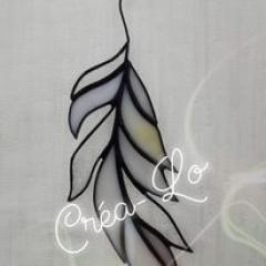 Décoration murale en vitrail artisanal en forme de plume – inspiration nature et poésie / Handgemaakt glas-in-lood veertje – zacht en poëtisch muurdecoratie / Handmade stained glass feather wall hanging – poetic, light and nature-inspired