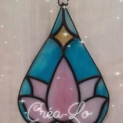 Suspension vitrail artisanale en forme de fleur de lotus – symbole de sérénité et d’éveil / Glas-in-lood lotusbloem – symbool van rust en spiritueel ontwaken / Handmade stained glass lotus flower – symbol of serenity and spiritual growth