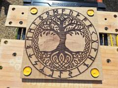 Plateau gravé Arbre de Vie – pour apéritif ou rituel spirituel, en bois artisanal / Gegraveerde houten plateau met Levensboom – ritueel of borrel / Engraved wooden tray with Tree of Life – ritual use or spiritual apéro gift