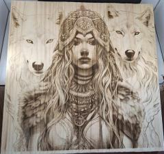 Portrait de chamane gravé sur bois – art spirituel, fait main en pyrogravure / Houten gravure van een sjamaan – spirituele, handgemaakte wanddecoratie / Shaman portrait in wood pyrography – spiritual handmade wall decor