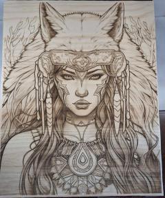 Pyrogravure bois chamane femme – tableau énergétique, symbolique et artisanal / Gravure van vrouwelijke sjamaan – krachtig en mystiek houten kunstwerk / Engraved wood art of female shaman – powerful mystical home decor