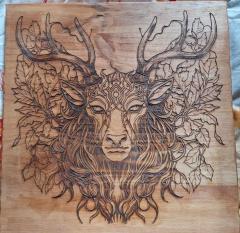 Art mural bois mi-cerf mi-homme – gravure symbolique d’inspiration chamanique / Houtgravure van hert-man figuur – sjamanistisch en mystiek interieurstuk / Engraved deer-man wood art – shamanic symbolic wall decoration