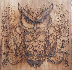 Pyrogravure artisanale hibou – tableau bois symbolique pour intérieur bohème / Ambachtelijke uilengraveerwerk – houten kunst voor boho interieur / Handcrafted owl pyrography – symbolic wooden artwork for boho home