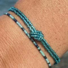 Bracelet nœud bleu fait main – bijou simple et tendance, idée cadeau porte-bonheur / Handgemaakt knooparmbandje in blauw – leuk als cadeautje / Handmade knotted bracelet in blue – minimalist and meaningful gift