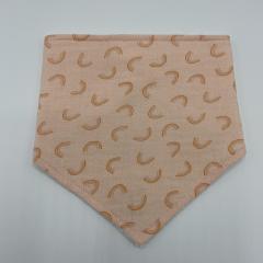 Bavoir bandana bébé rose motif arc-en-ciel en coton fait main / Roze bandanaslabbetje voor baby met regenboogmotief, handgemaakt / Pink baby bandana bib with rainbow print, handmade cotton