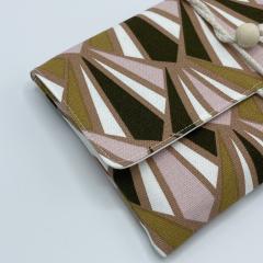 Protège livre de poche Mustard & Pink MoonDoudou, housse de livre artisanale belge en tissu graphique moutarde et rose, accessoire lecture fait main, idée cadeau original pour passionné de livres / Handgemaakte boekhoes Mustard & Pink MoonDoudou, Belgische stoffen kaft voor pocketboek, grafisch design in mosterd en roze, origineel cadeau voor boekenliefhebbers / Handmade Mustard & Pink pocket book cover by MoonDoudou, Belgian artisan fabric book sleeve, modern geometric design, thoughtful gift for book lovers