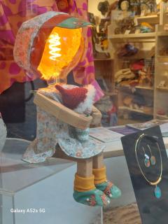 Lampe personnage avec tenue rétro, lumière orange chaude et présence unique / Lamp als figuurtje in retrostijl, met warm oranje licht – opvallend object / Lamp shaped like a retro character with warm orange glow – unique presence