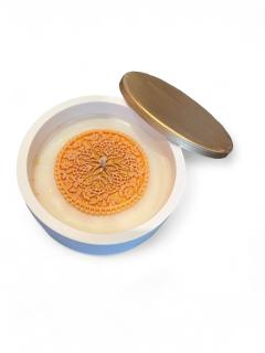 Bougie artisanale au musc dans coupelle blanche, 175ml, idéal comme petit cadeau d’intérieur / Muskusgeurkaars in witte keramiek, subtiel en lokaal / Musk scented handmade candle in white cup, minimal Belgian interior gift idea