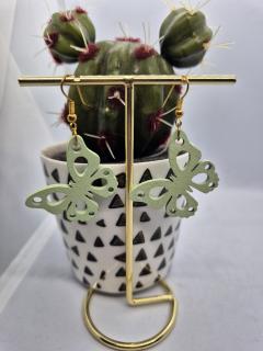 Boucles d’oreilles papillon en bois peint – bijoux légers et naturels, fait main / Houten vlinder oorbellen – handgemaakt en licht om dragen / Hand-painted wooden butterfly earrings – light and handmade nature accessory