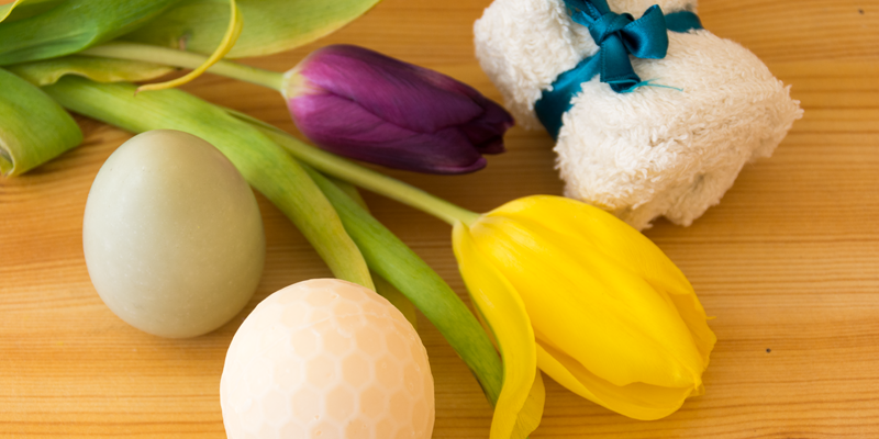 Collection Les Savons de Waterloo : savons naturels aux couleurs douces, fabriqués artisanalement en Belgique. Soin délicat pour la peau, respectueux de l’environnement et inspiré du savoir-faire historique de Madame Lambert. Idée cadeau locale, authentique et durable, vendue sur Wimzzi.com. / Collectie van Les Savons de Waterloo: natuurlijke Belgische zepen, handgemaakt met respect voor de huid en de planeet. Erfgoed en ambacht in elke geur – ideaal als lokaal en duurzaam geschenk op Wimzzi.com. / Les Savons de Waterloo collection: handcrafted Belgian soaps, natural and eco-friendly, inspired by Yvonne Lambert’s heritage. Gentle skincare and perfect ethical gift — discover them on Wimzzi.com.