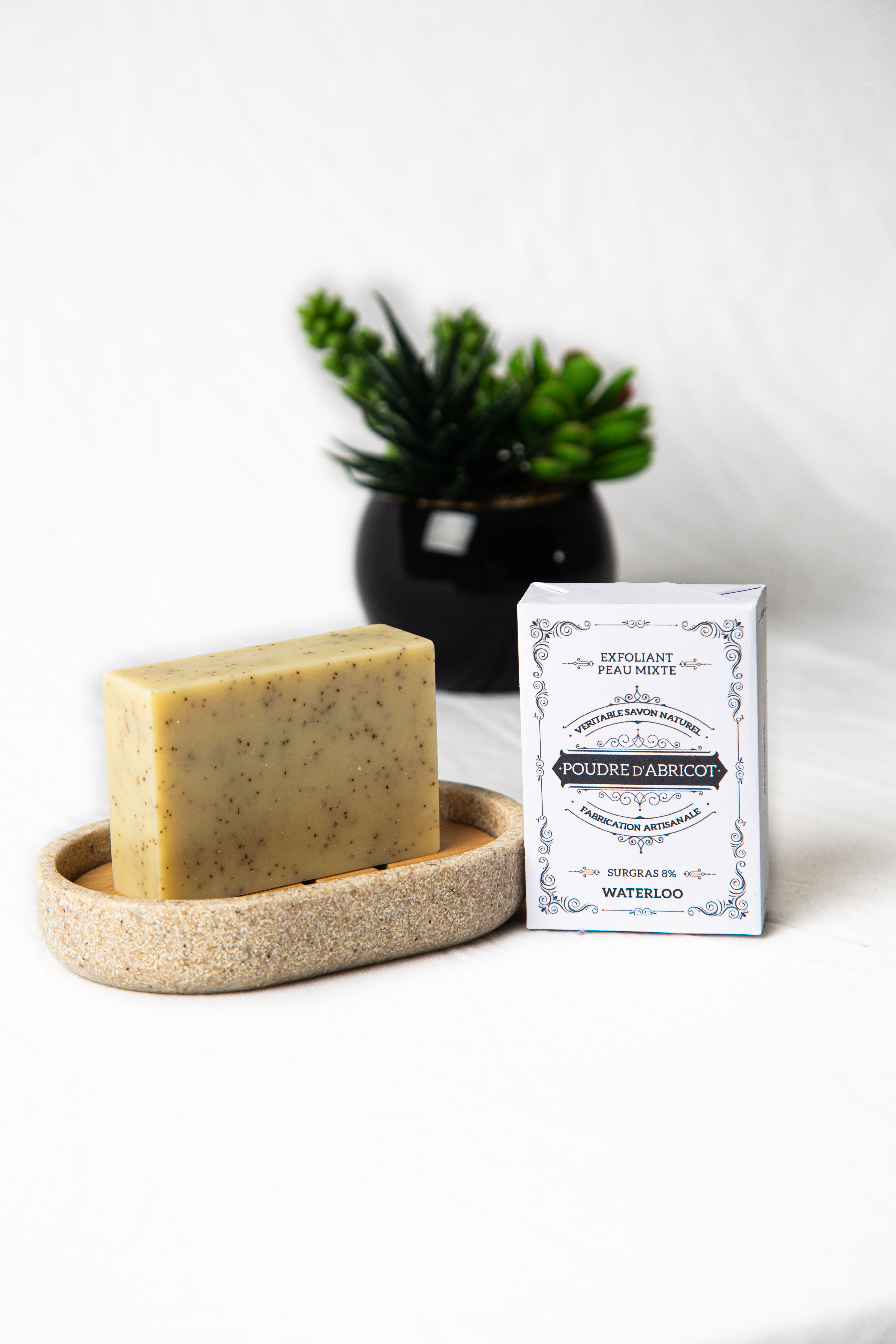 Savon exfoliant à la poudre d’abricot – peau douce garantie / Scrubzeep met abrikozenpoeder – voor een zachte huid / Apricot powder scrub soap – for smooth, healthy skin