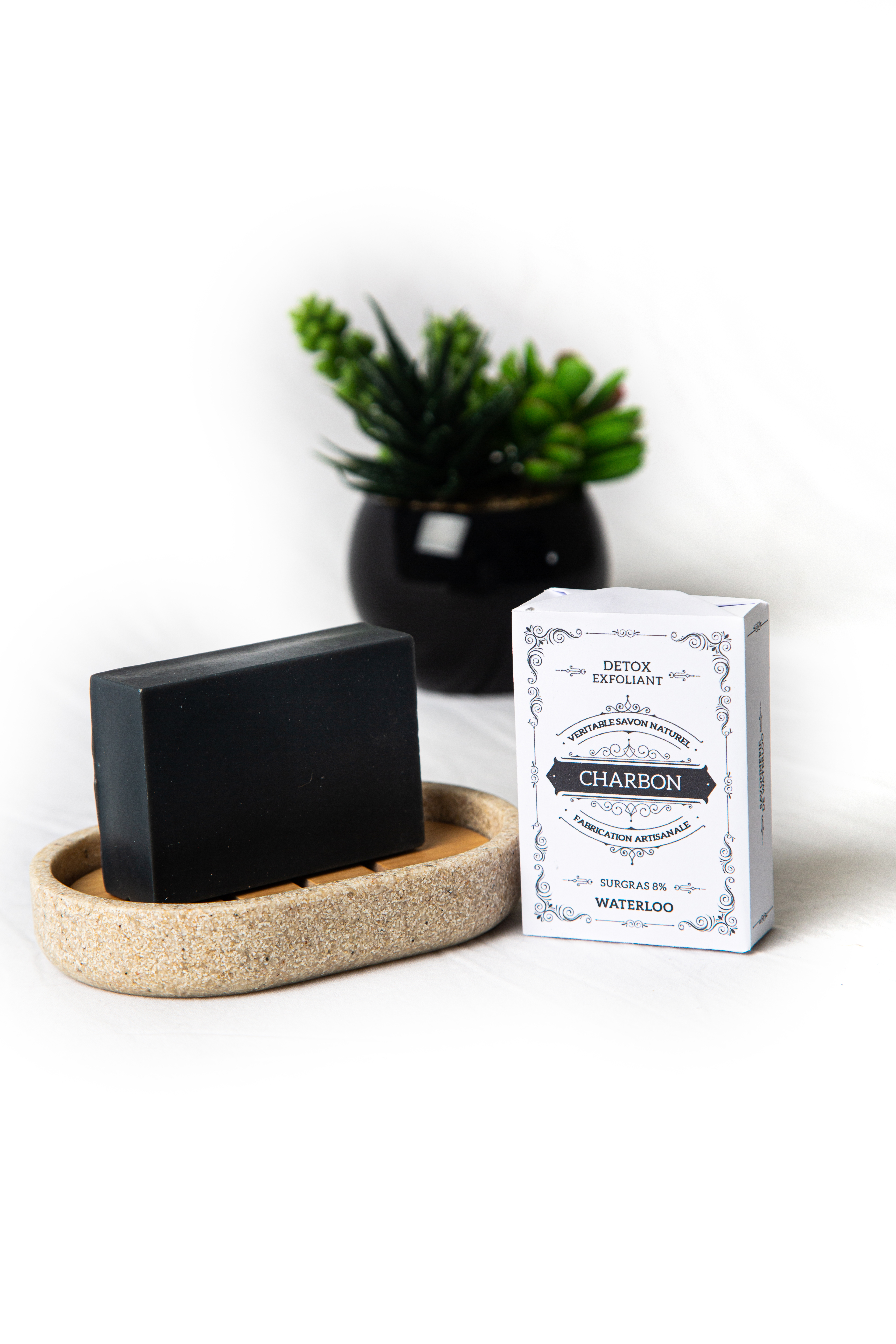Savon purifiant au charbon actif – fabrication artisanale locale et naturelle / Zuiverende zeep met actieve kool – lokaal en natuurlijk gemaakt / Purifying charcoal soap – handcrafted, natural & local