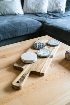 Sous-verres en béton faits main, motifs noirs mosaïques, style moderne et lavable / Handgemaakte betonnen onderzetters met zwart mozaïekmotief, modern en afwasbaar / Handmade black mosaic concrete coasters, durable and washable, perfect for modern interiors