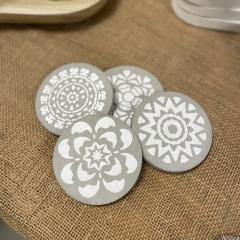 Sous-verres ronds avec motifs mosaïques blancs – design artisanal, pour déco naturelle / Ronde onderzetters met witte mozaïekmotieven – handgemaakt en decoratief / Round coasters with white mosaic patterns – handmade, perfect for natural decor 'Coté Béton'