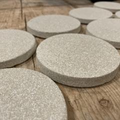 Sous-verres texturés effet minéral – accessoires artisanaux pour table écoresponsable / Getextureerde onderzetters met steeneffect – duurzaam handgemaakt tafelaccessoire / Textured stone-look coasters – sustainable handmade tabletop accessories 'Coté Béton'
