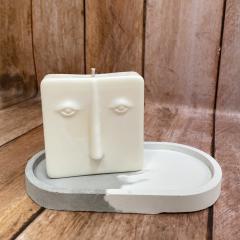 Bougie sculptée visage géométrique Cubo – cire naturelle, pièce artisanale décorative / Kubusvormige gezichtkaars – natuurlijke was, handgemaakt / Cubo sculptural face candle – natural wax, geometric design, handmade