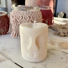 Bougie Moaï sculptée à la main – visage inspiré des statues de l’île de Pâques, idéale à offrir pour une touche mystique / Handgemaakte Moaï kaars – Paaseiland inspiratie, perfect als spiritueel geschenk / Moaï handmade sculptural candle – Easter Island face design, mystical gift idea