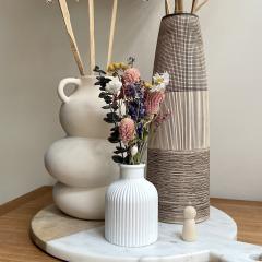 Vase Albi en céramique – style moderne et épuré, idée cadeau parfaite pour une crémaillère ou fête des mères / Albi vaas – strak en modern design, mooi als moederdag- of verhuiscadeau / Albi ceramic vase – clean modern style, perfect gift for Mother’s Day or housewarming
