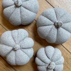 Set de citrouilles déco en béton – idée cadeau artisanale pour une maison chaleureuse et tendance / Set van betonnen pompoenen – handgemaakt cadeau voor een warm interieur / Set of handmade concrete pumpkins – cozy and stylish home décor gift idea