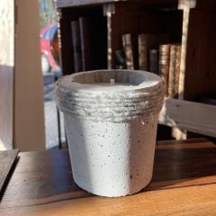 Bougie artisanale en cire végétale – pot en béton brut signé Côté Béton, idée cadeau cocooning / Handgemaakte kaars in plantaardige was – ruwe betonnen pot van Côté Béton, gezellig geschenk / Handmade soy wax candle in raw concrete pot by Côté Béton – perfect warm and cozy gift