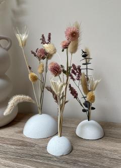 Socles fleuris en béton Côté Béton – composition poétique avec fleurs séchées, idée cadeau délicate / Betonnen bloemendragers met droogbloemen – poëtisch en elegant geschenk / Concrete flower holders with dried blooms – poetic and elegant handmade gift
