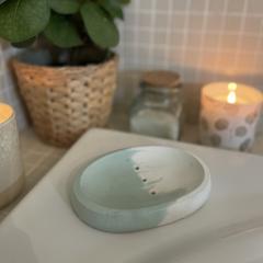 Porte-savon rond en béton – accessoire artisanal pour salle de bain naturelle et minimaliste / Ronde betonnen zeepbakje – handgemaakt voor een natuurlijke badkamer / Round concrete soap dish – handmade minimalist accessory for eco bathrooms