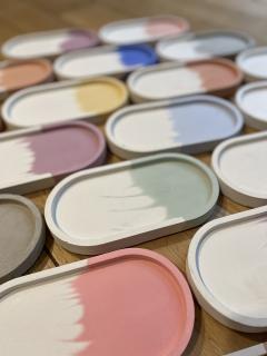 Plateaux Roussillon en béton coloré – vide-poches ou présentoirs artisanaux, déco tendance et idée cadeau personnalisée / Ovale dienbladen van gekleurd beton – handgemaakt, ideaal als juwelen- of sleutelschaaltje / Roussillon oval trays in colored concrete – handmade display or catchall, trendy gift idea