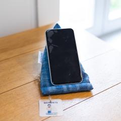 Coussin de lecture junior – format adapté à smartphone, GSM ou petit livre, idéal cadeau ado / Junior leeskussen – perfect voor smartphone of boek, ideaal tienergeschenk / Junior reading cushion – smartphone-sized handmade gift, ideal for teens