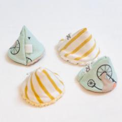 Stop pipi bébé en tissu – accessoire rigolo et pratique pour éviter les surprises à l’ouverture de couche / Stoffen plaspiramide voor baby’s – grappig en handig kraamcadeau / Baby pee guard cone – funny and useful gift for new parents, handmade fabric